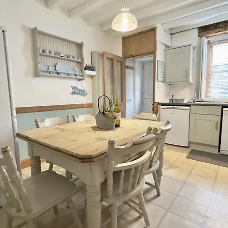 10 Mill Road * Padstow